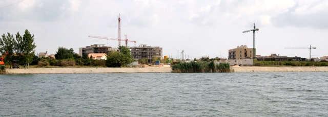 El POUM preveu urbanitzar la façana fluvial i crear amarradors