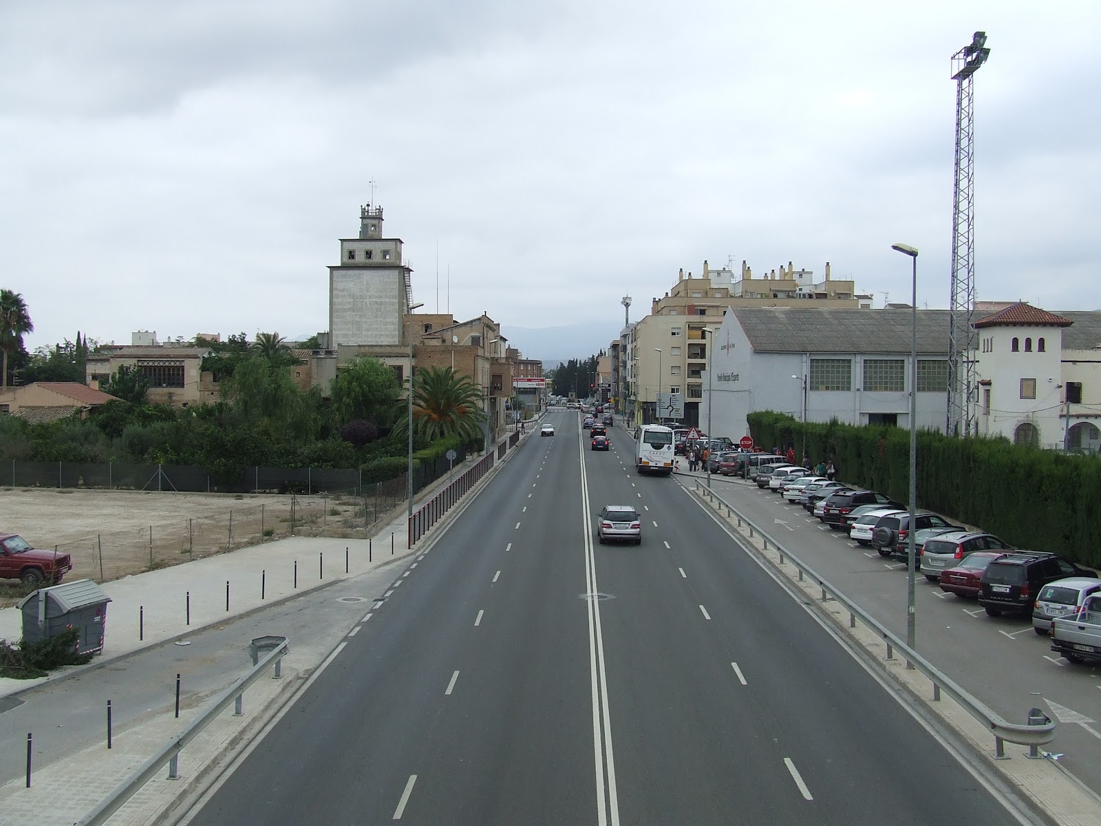 La C-12 a l'alçada de Ferreries, amb la plaça de la Corona d'Aragó al fonsFoto: Ximó Barberà (baldana.blogspot.com.es